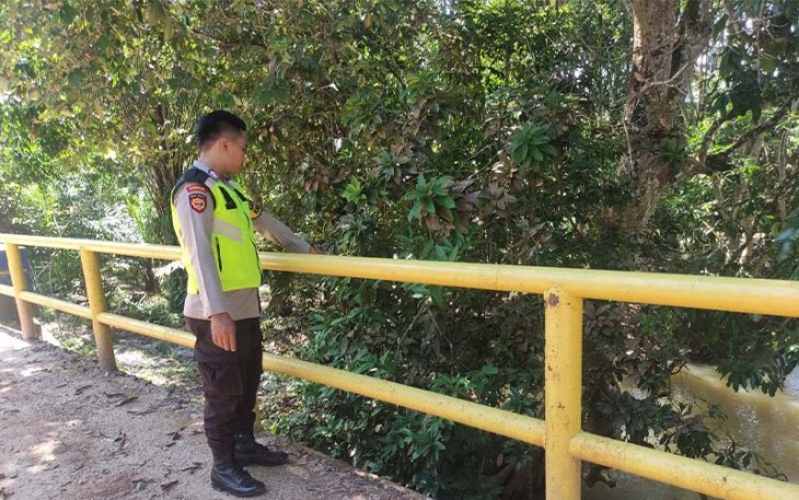 Anggota Polsek Belitang Tiga saat Cek Debit Air Sungai Antisipasi Banjir