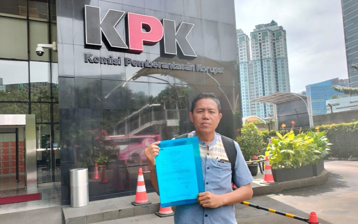 Seno Margo Utomo saat melapor ke kantor Komisi Pemberantasan Korupsi di Jakarta.