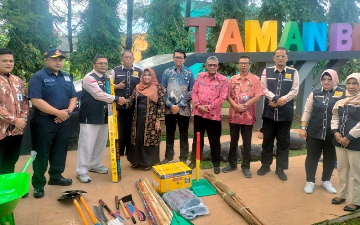 Rahma Bagikan Bantuan Peralatan ke Aktivitas Komunitas Kebersihan Lingkungan.