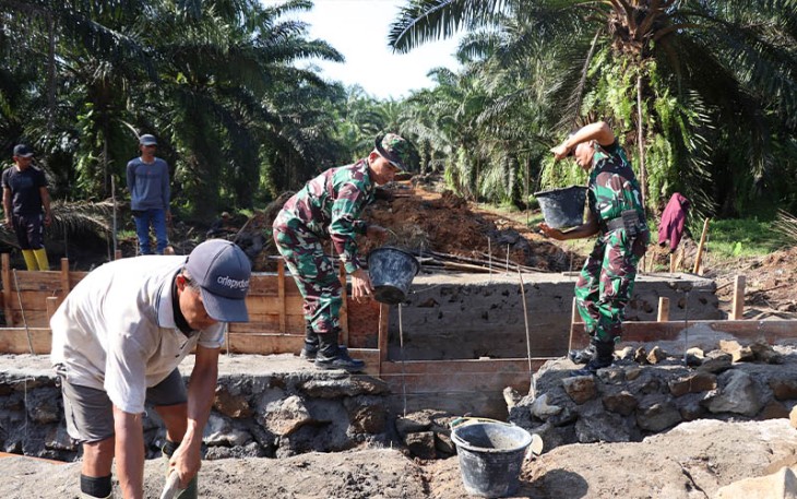 Satgas TMMD Reguler ke-117 Kodim 0407/Kota Bengkulu saat berjibaku membangun infrastruktur plat duiker