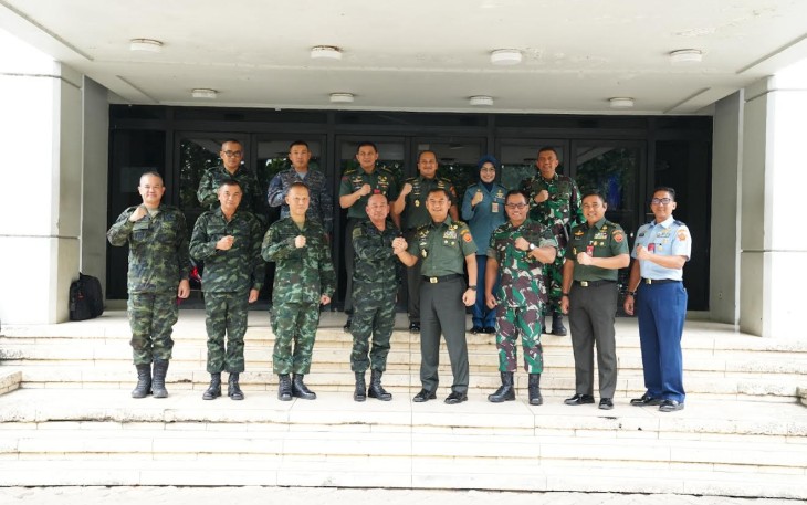 Kasum TNI Letnan Jendral TNI Bambang Ismawan, S.E., M.M saat menerima Courtesy Call Delegasi STAFFEX Angkatan Bersenjata Thailand dengan CG-CTOC Lieutenant General Somchai Malinant beserta staf RTARF di Mabes TNI Cilangkap, Jakarta Timur, pada Rabu (5/7/2023).