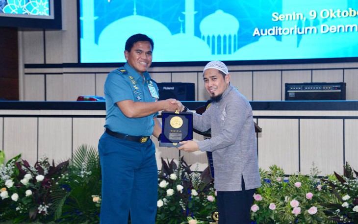 Kasal Laksamana TNI Muhammad Ali saat memberikan cindera mata.