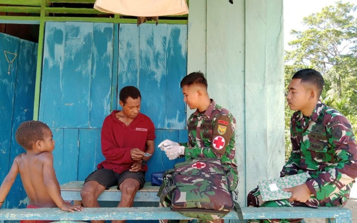 Satgas Yonif 143/TWEJ saat Lakukan Pengobatan Keliling di Pedalaman Papua