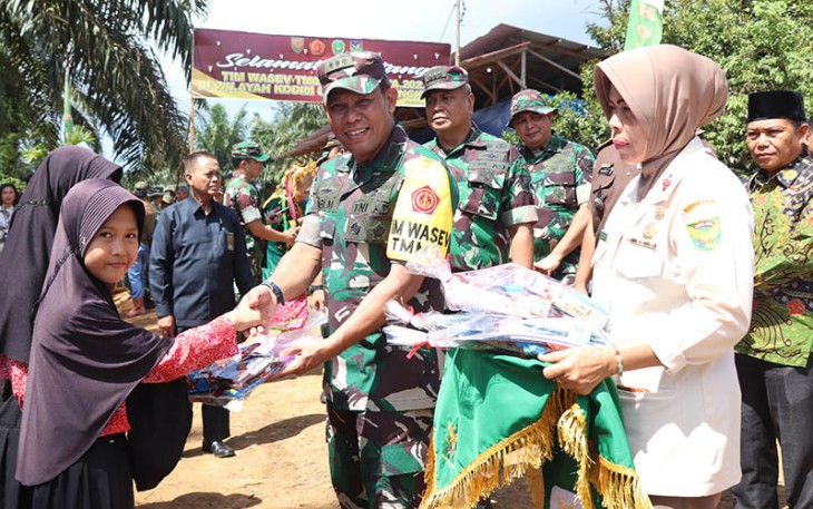 Tim Pengawasan dan Evaluasi (Wasev) dari Sterad saat memberi bingkisan ke para pelajar dilokasi TMMD Reguler Kodim 0407/Kota Bengkulu.