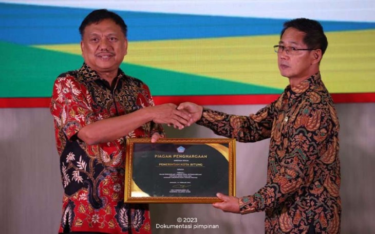 Wakil walikota Bitung saat menerima piagam jaminan sosial ketenagakerjaan Paritrana Award tahun 2022
