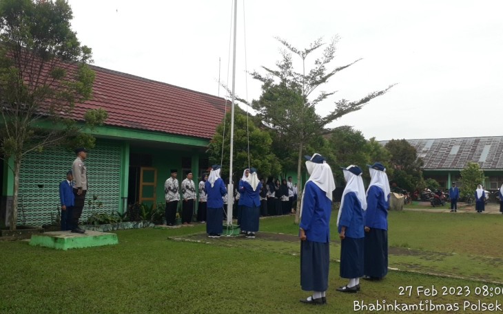 Bhabinkamtibmas Polsek Kotapadang Jadi Inspektur Upacara di SMPN 20 Rejang Lebong 