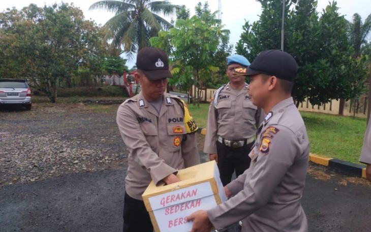 Bantu Warga yang Membutuhkan, Polsek Giri Mulya Sedekah Bersama