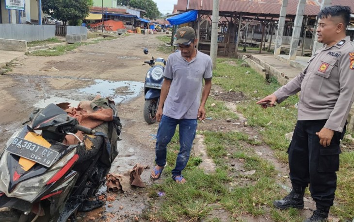 Motor Warga Terbakar, Bhabinkamtibmas Respon Cepat Datangi Lokasi Kejadian