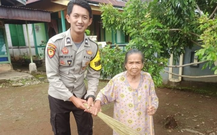 Polisi Humanis Bagikan 1000 Sapu Lidi Kepada Warga Kecamatan Kerkap