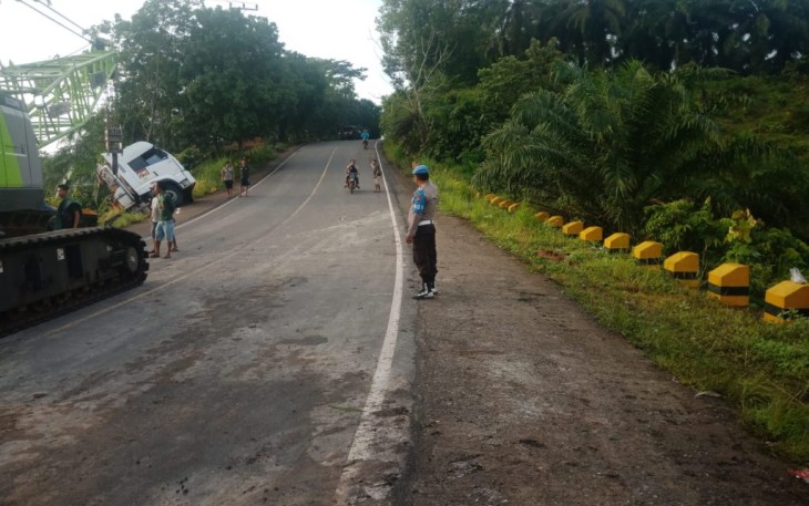 Polsek Batiknau Gelar Pengamanan Evakuasi Truk Tronton Alami Laka Tunggal