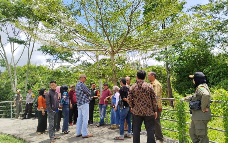Bhabinkamtibmas Polsek Lebong Atas Hadiri Musyawarah Sosialisasi Penertiban Taman Karang Nio