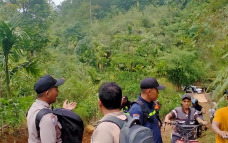 Polsek Kerkap Berikan Pengamanan Giat Adopsi Hutan Desa Lemo Nakai