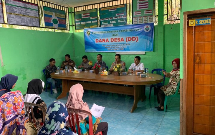 Kapolsek Pino dan Bhabinkamtibmas Hadiri Penyaluran BLT DD