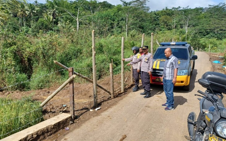 Polsek Lebong Utara Cek Lokasi dan Pembuatan Pagar PT TME