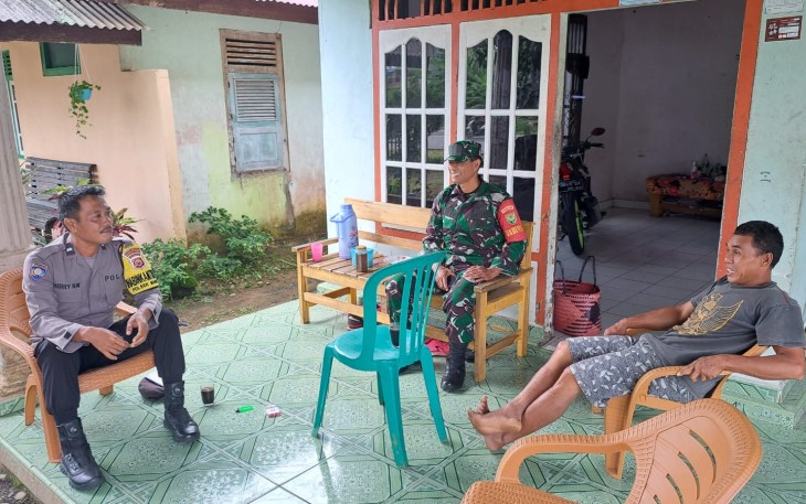 Jalin Sinergitas, Bhabinkamtibmas dan Babinsa Sambang Bersama Kerumah Warga