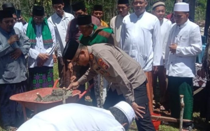 Peletakan Batu Pertama Ponpes Babusallam Oleh Kapolsek Putri Hijau