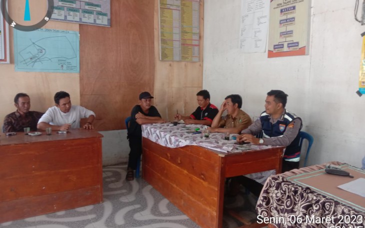 Bhabinkamtibmas Polsek Lebong Selatan Hadiri Musyawarah Penjaringan Penerima BLT DD