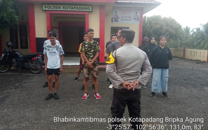 Bhabinkamtibmas Saat Gelar Pembinaan Fisik Dengan Remaja