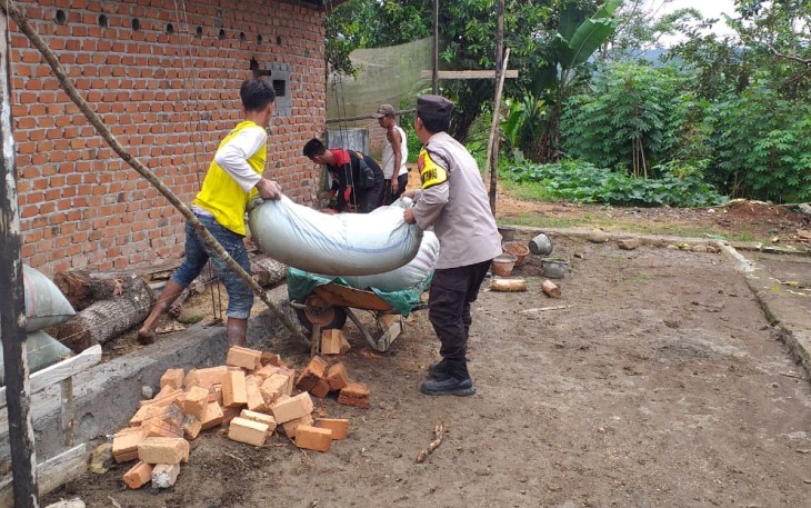 Bhabinkamtibmas Polsek Kotapadang Sambang Warga
