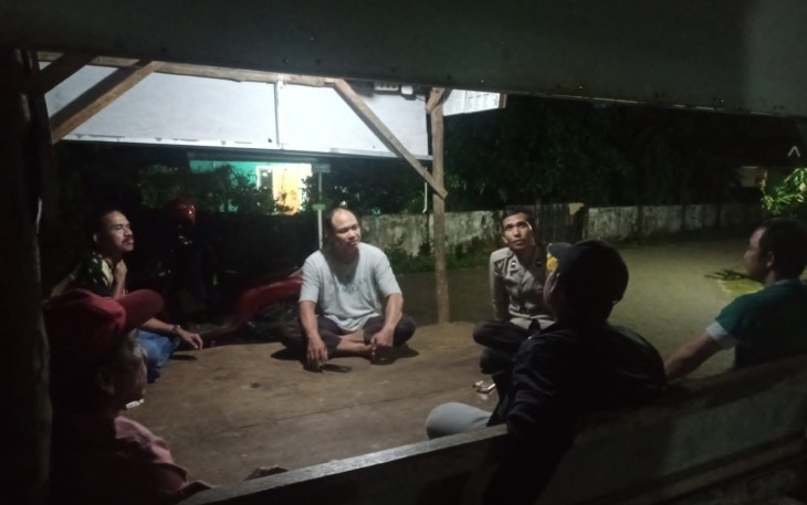 Sambang Pos Kamling, Bhabinkamtibmas Ingatkan Cek Identitas Orang Mencurigakan