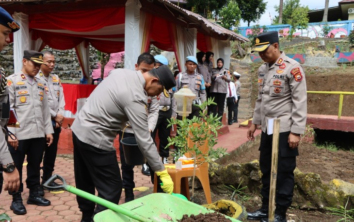 Peduli Lingkungan, Kapolda Bengkulu Tanam Pohon dan Tebar Benih Ikan di Polres Kepahiang