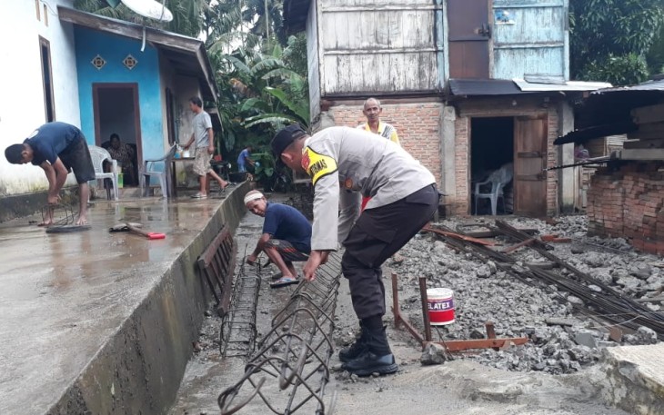 Bhabinkamtibmas Sambang Warga dan Bantu Renovasi Rumah Warga