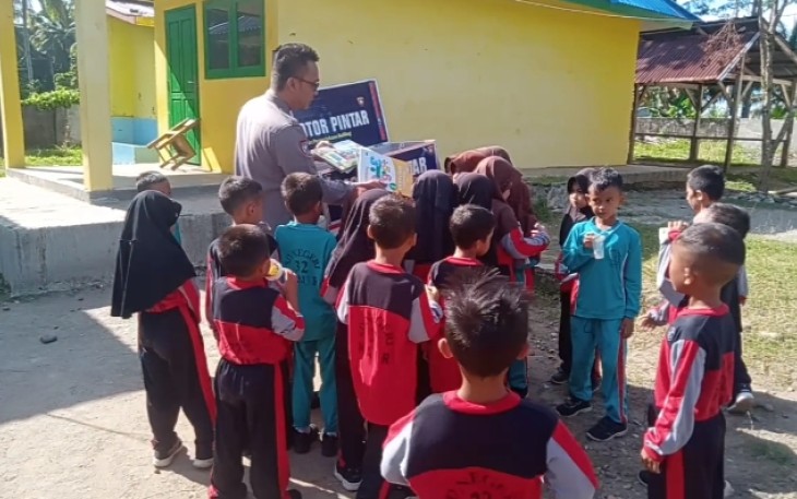 Inovasi Perpustakaan Motor Keliling Bhabinkamtibmas Polres Kaur 