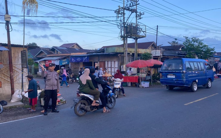 Pengamanan dan Pengaturan Lantas, Polsek Ujan Mas Turunkan Personel di Pasar Tradisional