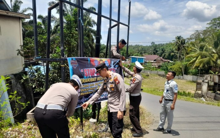 Pemasangan Spanduk Imbauan "Stop Balap Liar" Oleh Polsek Giri Mulya dan Satlantas 