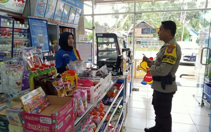 Bhabinkamtibmas Polsek Pino Laksanakan Sambang ke Toko Indomart