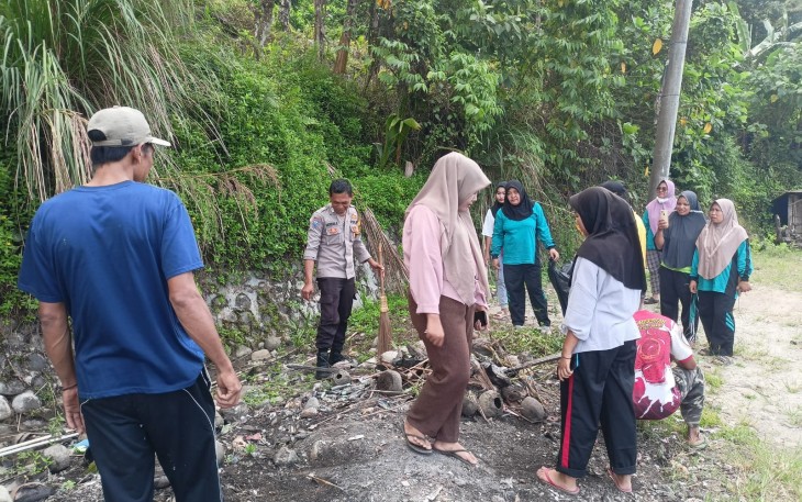 Tindak Lanjut Jumat Curhat, Bhabinkamtibmas Polsek Nasal Gotong Royong Kebersihan di Suku Tiga