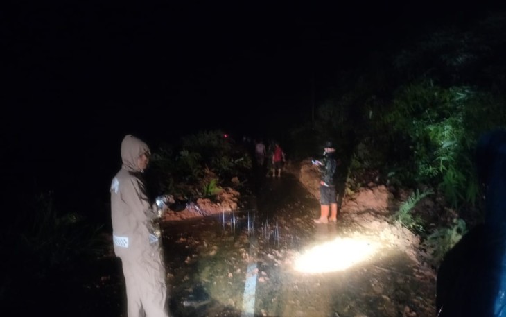 Polsek Giri Mulya Datangi Lokasi Tanah Longsor