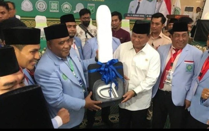 Menhan Prabowo Dianugerahi Tokoh Peduli Santri TK TPA Al Quran Oleh BKPRMI