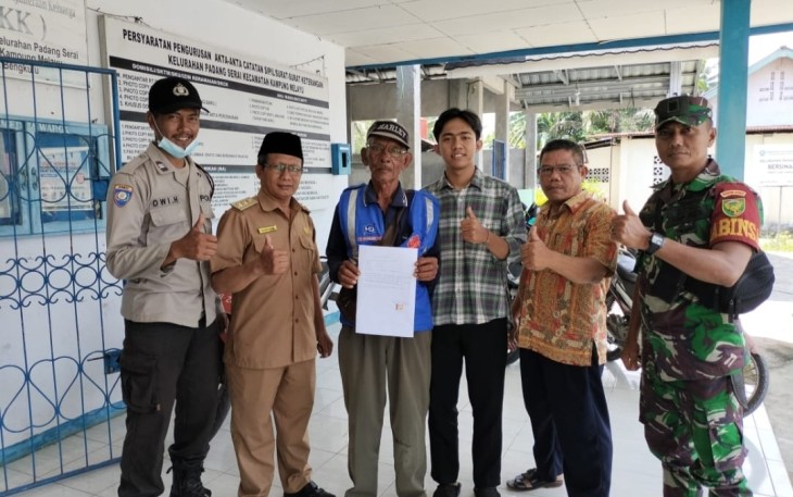 Bhabinkamtibmas dan Babinsa Padang Serai Laksanakan Problem Solving kepada warga yang Kedapatan Buang Sampah Sembarangan