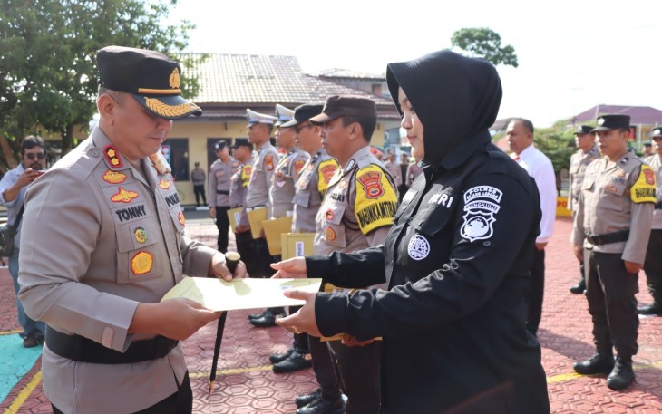 Kapolres Rejang Lebong Berikan Penghargaan Kepada 64 Personil Berprestasi