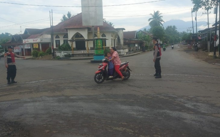 Commander Wish,  Polsek Air Besi Bantu Masyarakat Pengguna Jalan