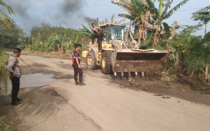 Polsek Lais Dan Perusahaan Lokal Saat Perbaiki Jalan Rusak