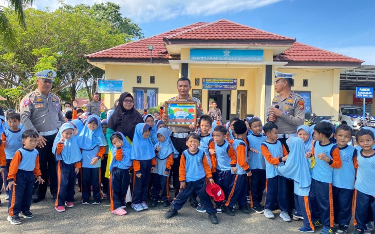 Sat Lantas Polres BS Foto Bersama Dengan Murid TK Qurata'ayun 