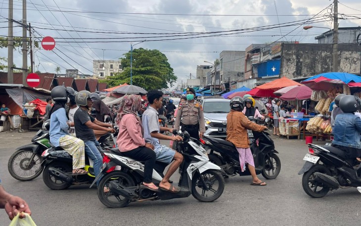 Pengamanan Pasar Tumpah Oleh Personel Polsek Gading Cempaka 