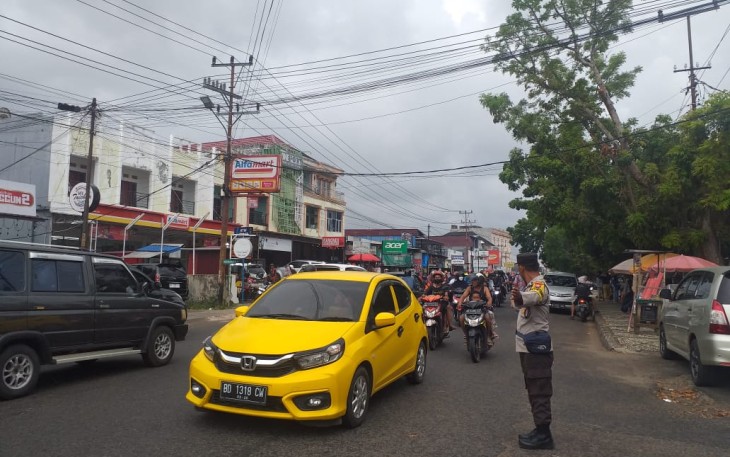 Personel Polsek Gading Cempaka Lakukan Pengaturan Arus Lalin Pasar Tumpah Didepan Kantor Camat
