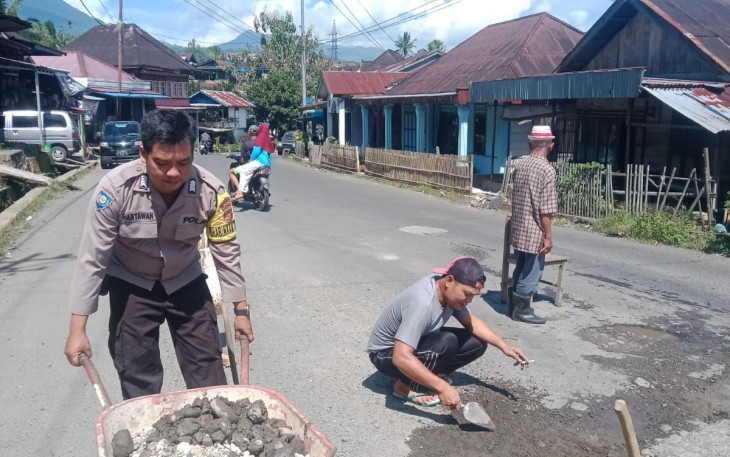 Proses Perbaikan Jalan Rusak Dan Berlubang Oleh Bhabinkamtibmas Polsek Lebong Selatan