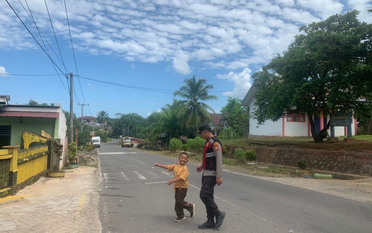 Commander Wish, Personil Batik Nau Bantu Para Siswa Menyebrang