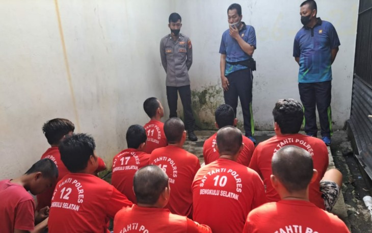 Satuan Tahti Polres Bengkulu Selatan Binrohtal Kepada Tahanan 