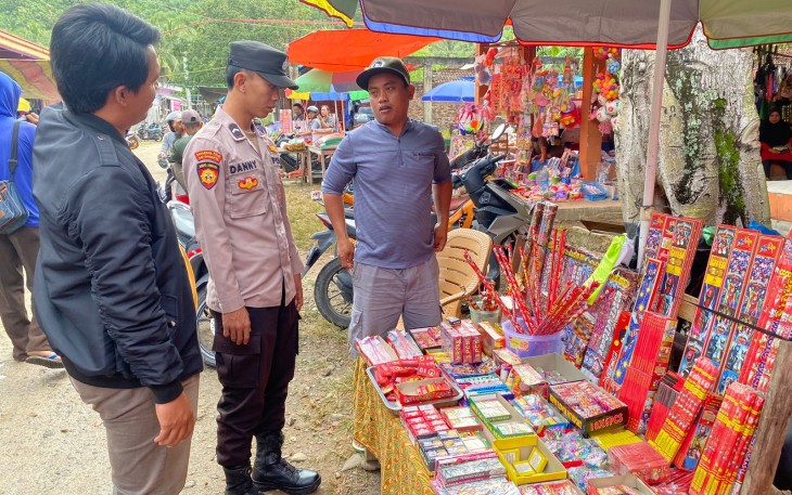 Datangi Pasar, Polsek Nasal Sita Petasan  