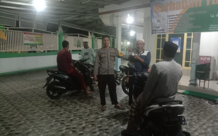 Polsek Gading Cempaka Hadirkan Polisi Saat Salat Subuh di Masjid