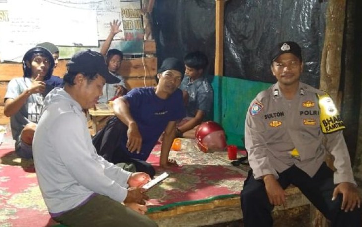 Ramadan, Bhabinkamtibmas Aktif Meronda Bersama Warga di Poskamling