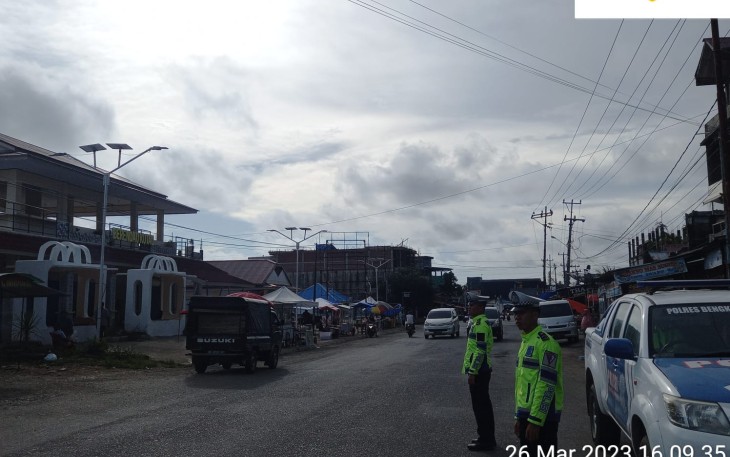  Sat Lantas dan Samapta Polres BS Pamturlalin di Pasar Takjil Antisipasi Kemacetan