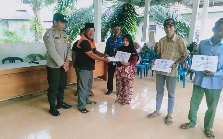Kawal Pembagian BLT, Bhabinkamtibmas Polsek Ketahun Titip Pesan Kamtibmas    