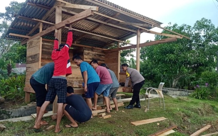 Bhabinkamtibmas Ikut Bergotong-royong Membangun Pos Kamling