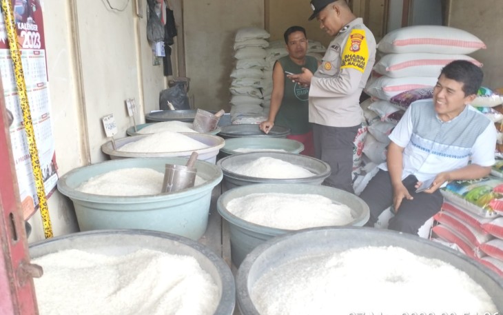 Polsek Teluk Segara Monitoring Harga dan Ketersediaan Bahan Pokok di Pasar Baru Koto